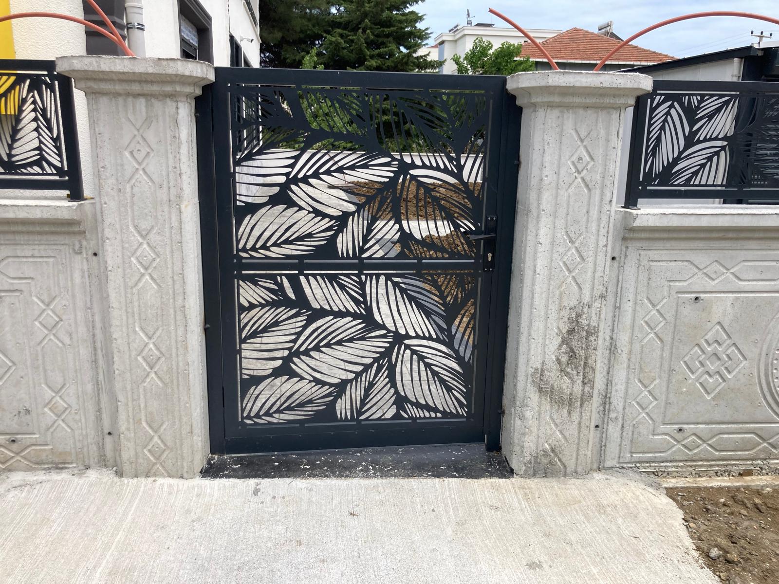 Yaya giriş kapısı ve duvar arası ferforje