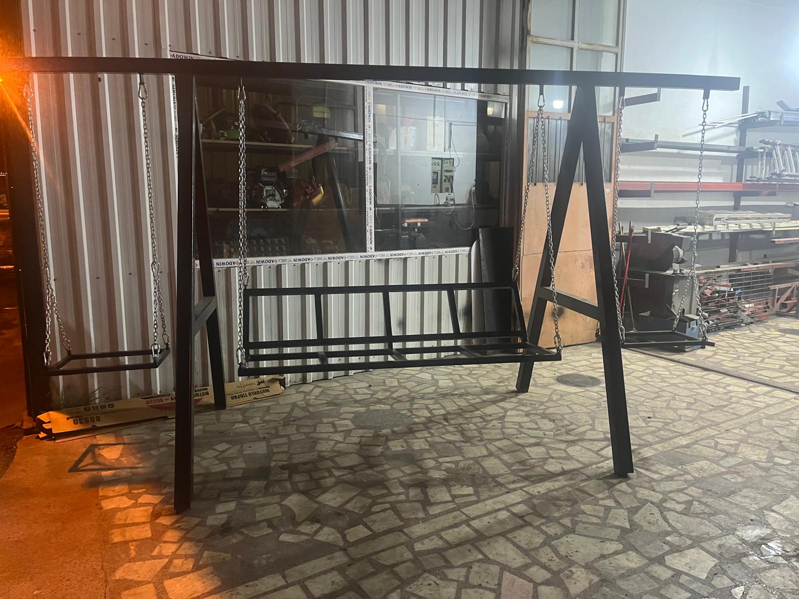 Atölyede üretilmiş siyah metal salıncak